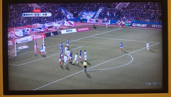 DAZNのJリーグ、浦横浜Fマリノス対北海道コンサドーレ札幌の生中継時の試合映像をテレビに表示させている画像