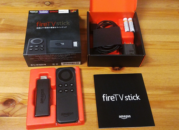 Amazon Fire TV stickの梱包物を広げた画像
