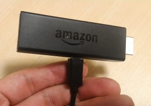 Amazon Fire TV stick本体に電源ケーブルを差し込んだ画像