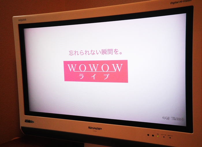 WOWOWライブのロゴがテレビに映っている様子