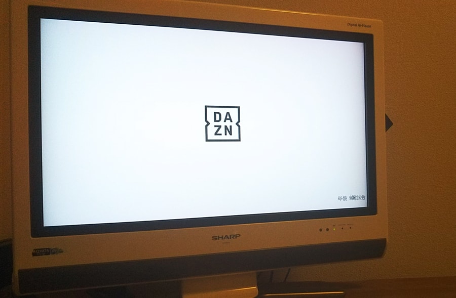 テレビに映るDAZNのロゴ