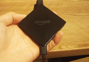 Amazon fire TVにケーブルを差し込む